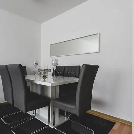 Laatzen 1-3 Bedroom Apartments, 15-20 Min Walk To Exhibition, Free Wifi 아파트 하노버