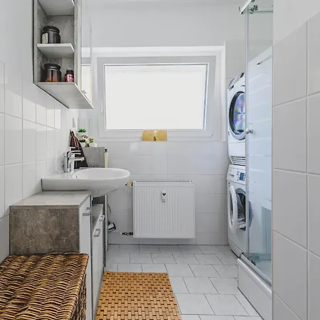 Laatzen 1-3 Bedroom Apartments, 15-20 Min Walk To Exhibition, Free Wifi