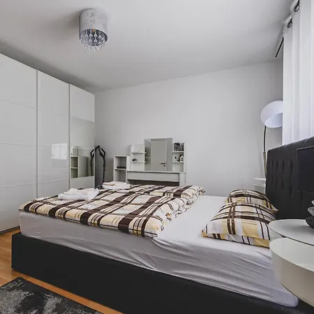 Laatzen 1-3 Bedroom Apartments, 15-20 Min Walk To Exhibition, Free Wifi Appartement