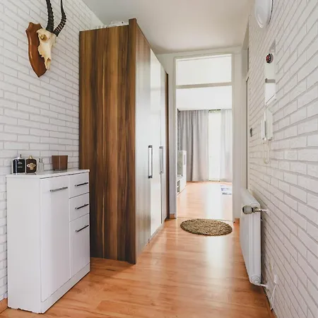 Laatzen 1-3 Bedroom Apartments, 15-20 Min Walk To Exhibition, Free Wifi