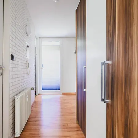 Laatzen 1-3 Bedroom Apartments, 15-20 Min Walk To Exhibition, Free Wifi *